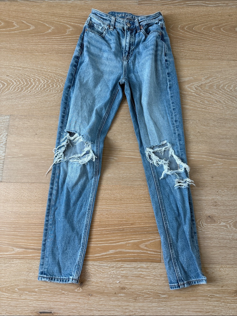 American Eagle Size 000- 28” inseamLight Blue Distressed HighRise Women’s Jeans